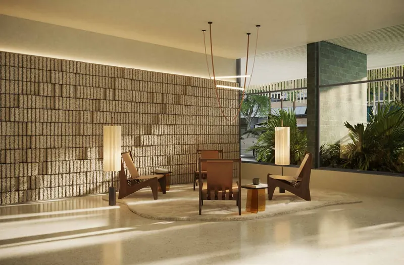 Lobby do Ipanema Almar com parede de textura e poltronas de madeira