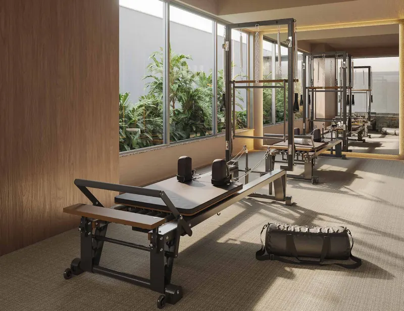 Estúdio de pilates do Ipanema Almar com aparelhos e jardim