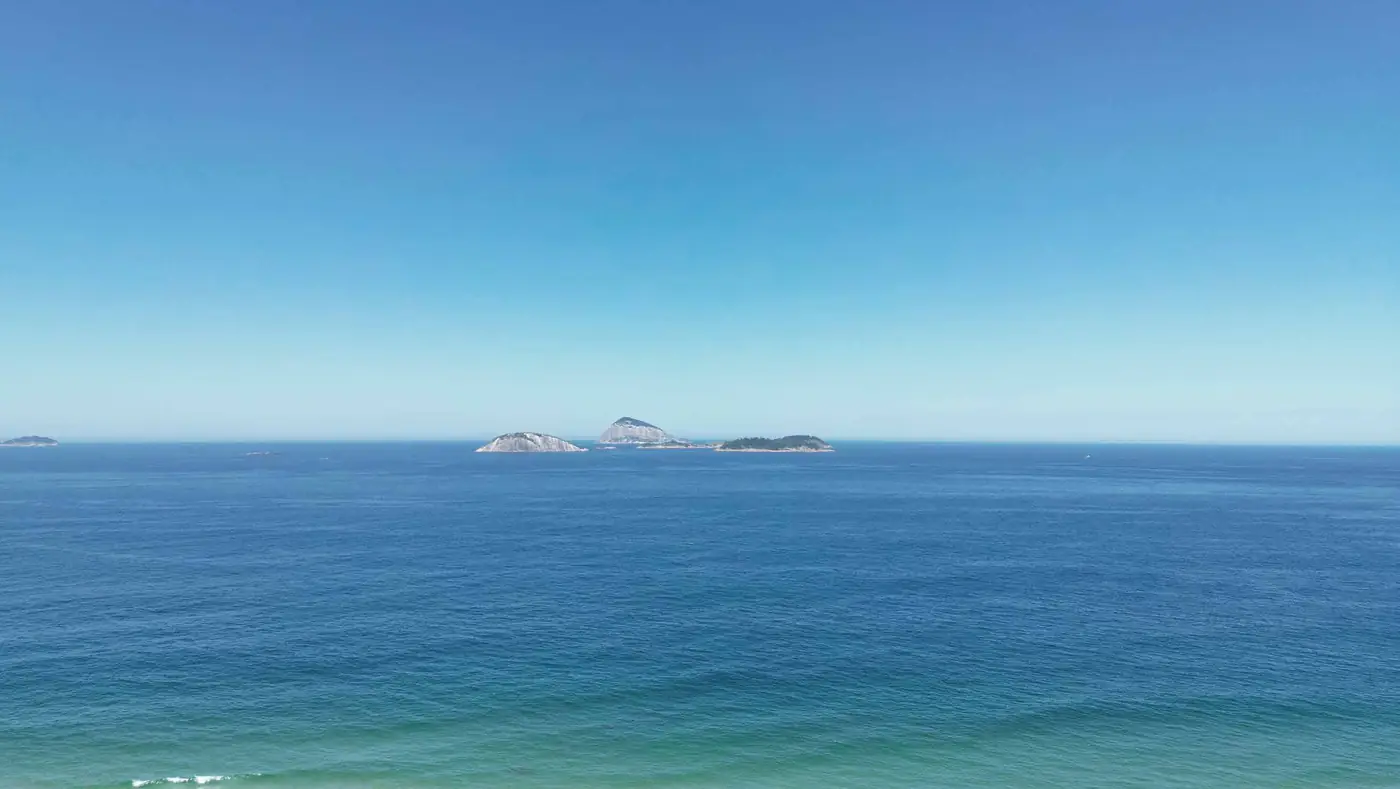 Mar de Ipanema com as Ilhas Cagarras, a poucos passos do Ipanema Almar na Rua Prudente de Morais