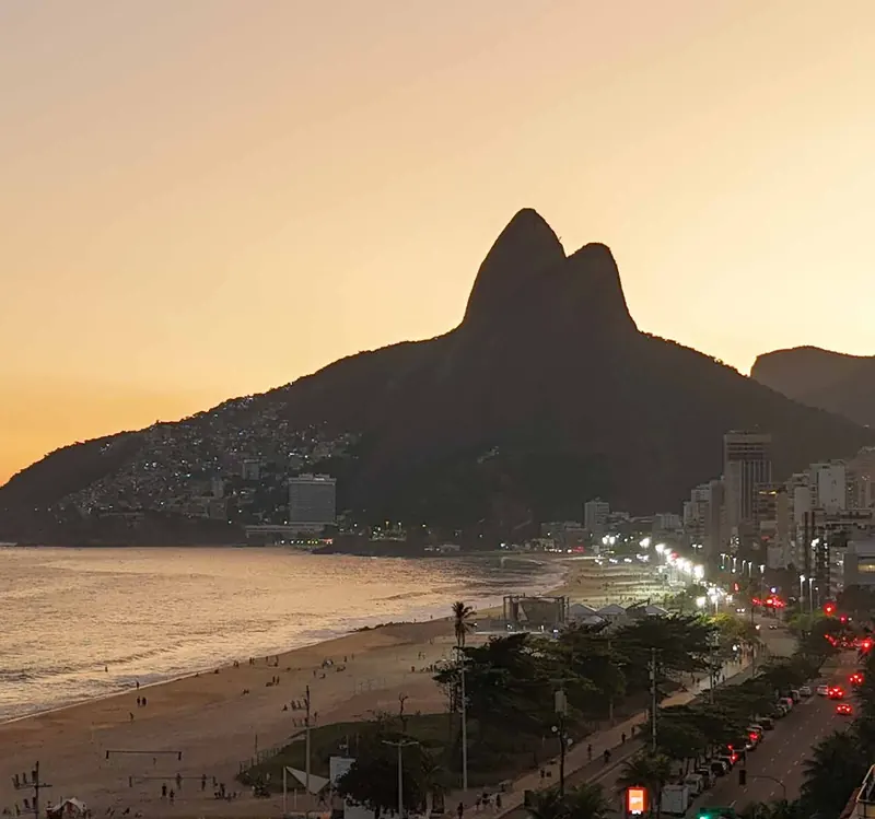 Pôr do sol no Morro Dois Irmãos visto da Praia de Ipanema, bairro do Ipanema Almar